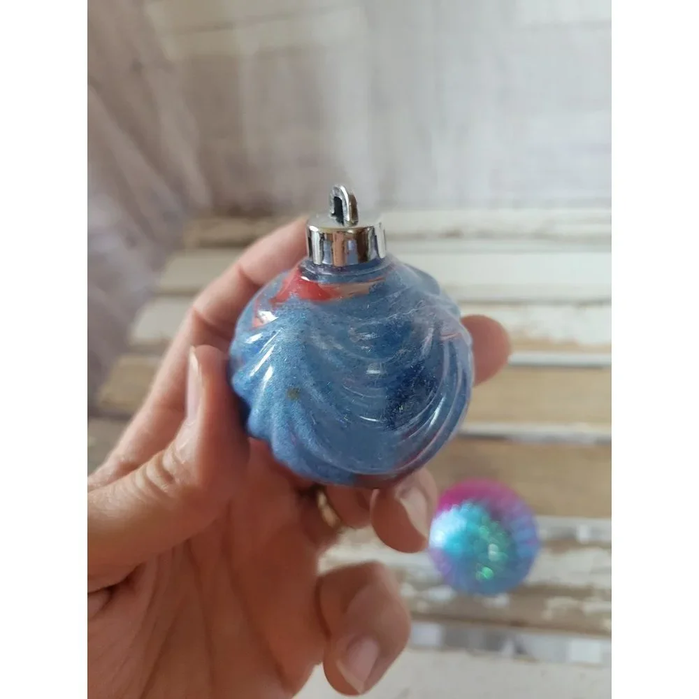 Tie dye Blue sparkle‎ pink plastic ball ornament se
